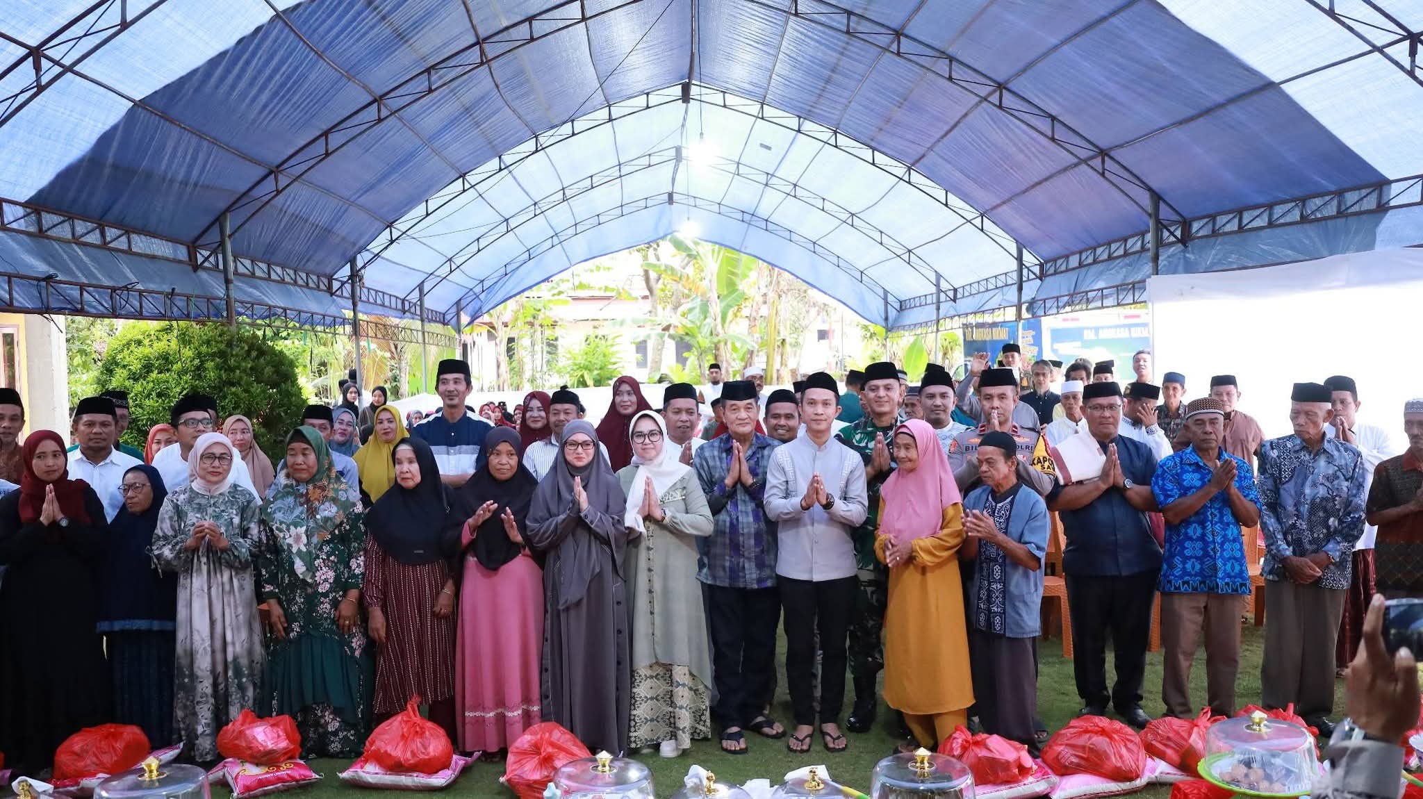 Safari Ramadhan di Motui, Bupati Ikbar Serahkan Sembako dan Pastikan Warga Bisa Beribadah dengan Tenang