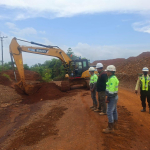 Akses Jalan Molawe–Tapuemea Rusak Parah, PT BKM Turun Tangan Lakukan Perbaikan