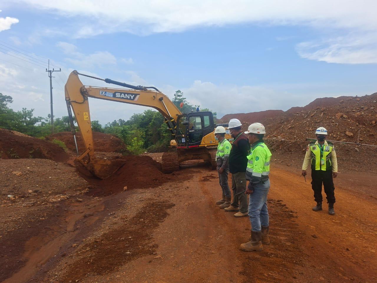 Akses Jalan Molawe–Tapuemea Rusak Parah, PT BKM Turun Tangan Lakukan Perbaikan