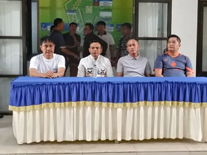 Meski Di Guyur Hujan Bupati Konawe Yusran Akbar S.T, Serahkan Alsintan Untuk Petani