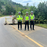 Sat Lantas Polres Konawe Utara Pasang Rambu di Jalan Longsor, Imbau Pengendara Waspada