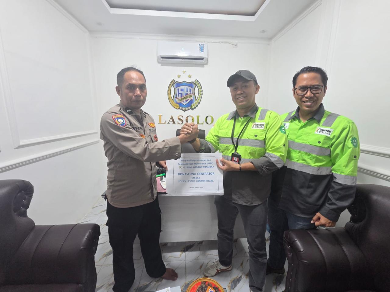 Sinergitas PT. Bumi Konawe Minerina Bersama Polsek Lasolo, Perusahaan Serahkan Bantuan Genset untuk Dukung Pelayanan Kepolisian