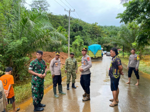 Wakapolres Konut Turun Langsung Pantau Banjir di Poros Trans Sulawesi, Sejumlah Wilayah Masih Terisolir