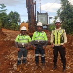 PT BKM Perbaiki Jalan Lingkar Tambang Mandiodo–Tapuemea, Warga Sambut Positif