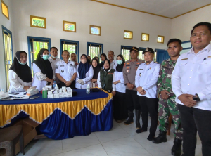 Bupati Konawe H.Yusran Akbar,S.T turun langsung mengunjungi korban yang terdampak banjir di Desa Dawi-dawi