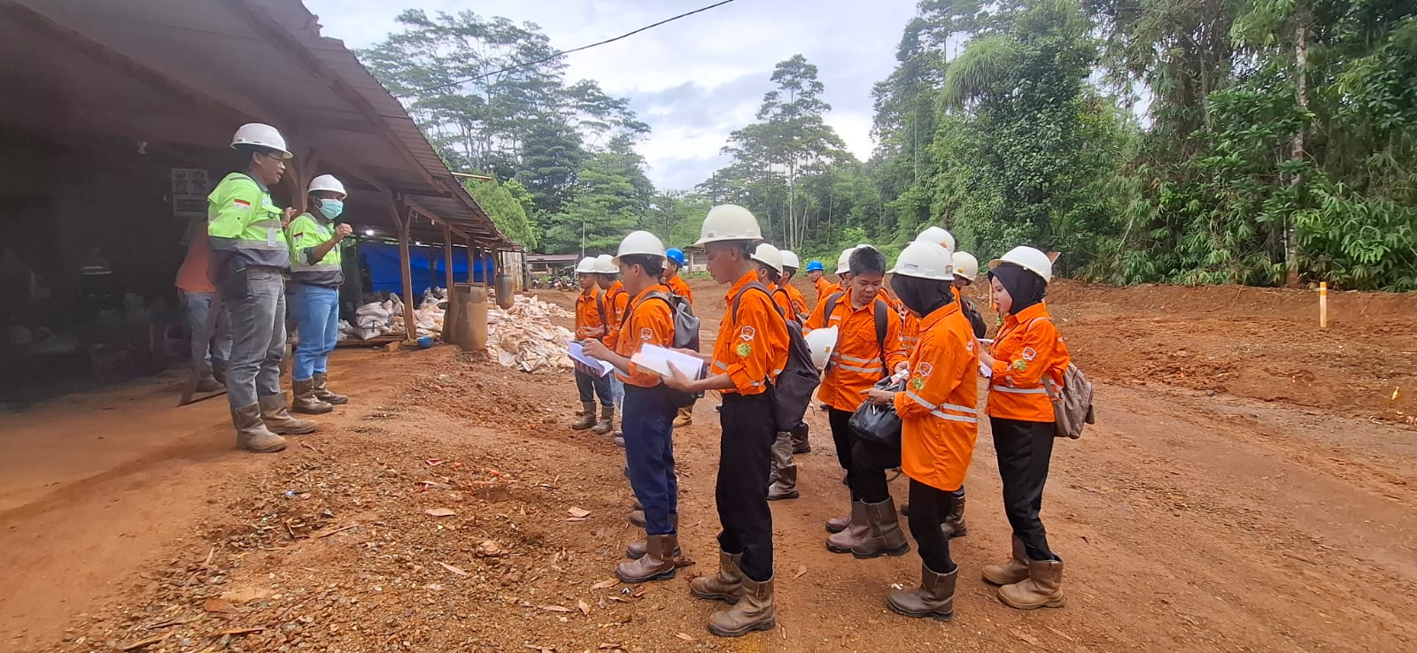 Tingkatkan Kompetensi Siswa, Jurusan Geologi Pertambangan SMKN 1 Konawe Utara Gelar Praktik Lapangan di PT BKM