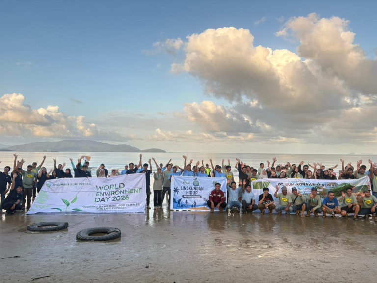 Aksi Nyata Jaga Pesisir : PT BKM Bersama Lintas Sektor Angkat 1,1 Ton Sampah dari Pantai Watiwa