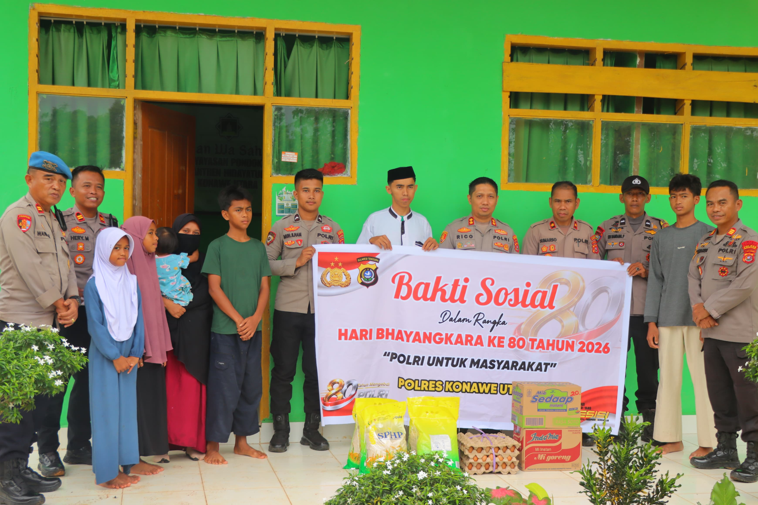 Sambut Hari Bhayangkara ke-80, Polres Konawe Utara Gelar Baksos, Ratusan Paket Sembako Disalurkan Untuk Warga Kurang Mampu