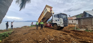 Tanggap Cepat Cegah Abrasi Pantai Desa Mandiodo, PT BKM Berkolaborasi dengan Tiga Perusahaan Lakukan Penimbunan