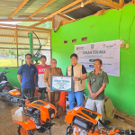 ANTAM Perkuat Pemberdayaan Warga Mowundo, Salurkan Alat Pertanian dan Mesin Press Sampah