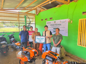 ANTAM Perkuat Pemberdayaan Warga Mowundo, Salurkan Alat Pertanian dan Mesin Press Sampah