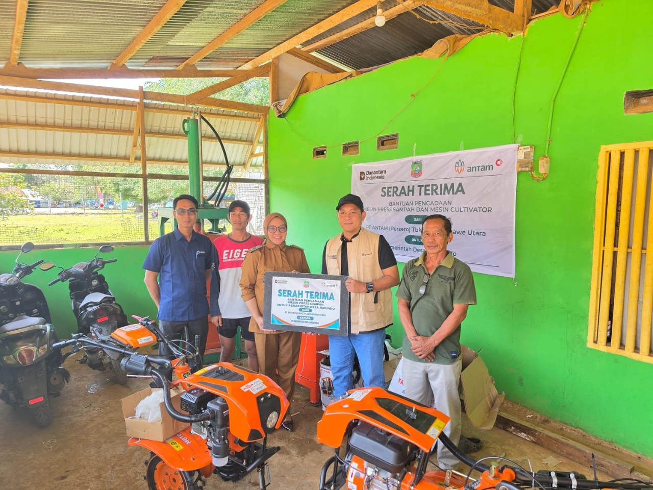 ANTAM Perkuat Pemberdayaan Warga Mowundo, Salurkan Alat Pertanian dan Mesin Press Sampah